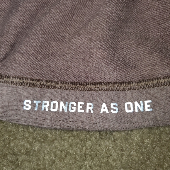 LULULEMON X BARRY'S STRONGER AS ONE CROP H… - Picture 13 of 14